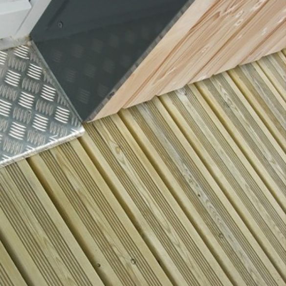 Lame de terrasse en pin du nord strié Long. 4,20 m - 145x27 mm - Classe 4