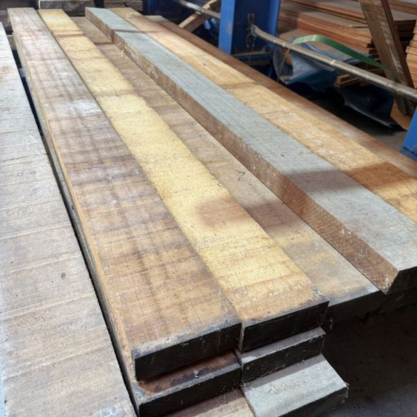 Plot Iroko sec séchoir ép. 65 x 90 mm - Long. 2,15 m - pour agencement intérieur