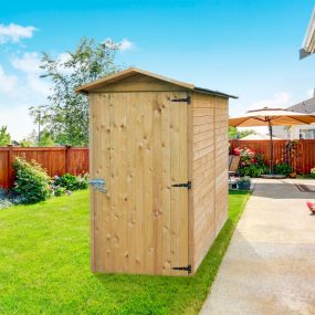 Armoire de rangement en bois S858-1LD installée dans un jardin avec outils et accessoires