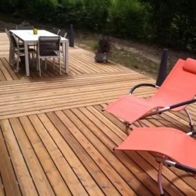 Lame terrasse bois huilée posée en extérieur - profil bombé rainuré - 120x28 mm