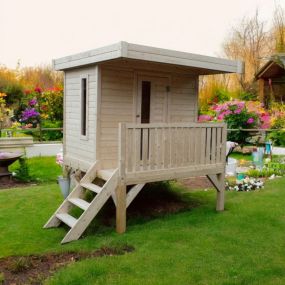Maisonnette en bois pour enfant modèle Modern 180x180 cm avec toit plat dans un jardin