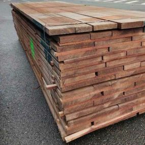 Bois iroko sec 55 mm haute durabilité