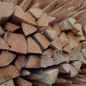 Pieu en châtaignier scié écorcé et épointé longueur 1,60 m